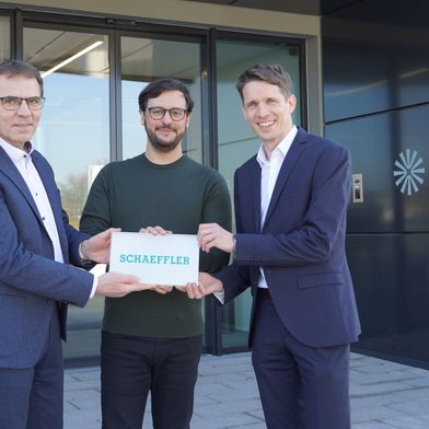 vlnr: Uwe Wagner, Vorstand Forschung und Entwicklung bei Schaeffler, Moritz Gräter, CEO bei IPAI, und Florian Krebs, Leiter Advanced Innovation bei Schaeffler, besiegelten die Kooperation.  (Bild: IPAI Management)