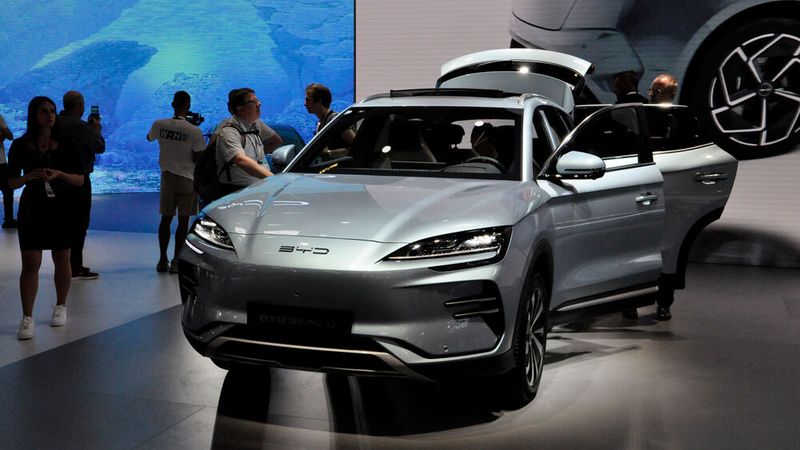 Der chinesische E-Auto-Spezialist BYD hat einen der größten Stände auf dem Messegelände. Unter anderem zu sehen: das SUV Seal U. (Bild: Wehner - VCG)