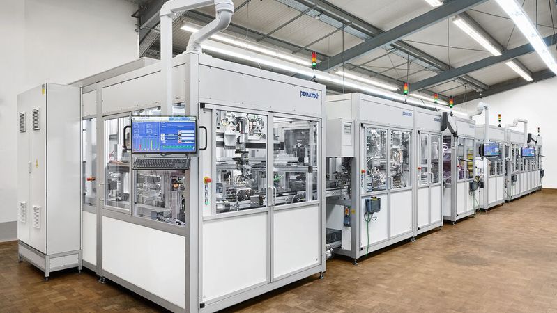 Effizienz in Serie: Die hochautomatisierte Produktionslinie von Pematech verbindet Präzision, Geschwindigkeit und Datenintelligenz.(Bild:  Pematech)