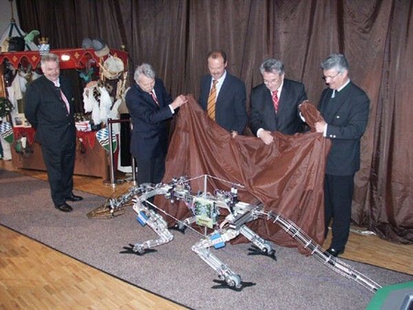 Präsentation des ersten Drachenmodells auf der Further Messe 2003 (Vogel Business Media)