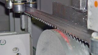 Bild 1: Ein Linienlaser bildet den Schnittpunkt auf dem Materials ab und erleichtert so das Positionieren des Material im Sägebereich. (Bild: Behringer)