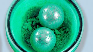 Die Mechanochemie nutzt mechanische Verfahren wie das Kugelmahlen, um chemische Reaktionen in Gang zu setzen und kommt weitgehend ohne Lösungsmittel aus. (Bild: Bundesanstalt für Materialforschung und -prüfung)