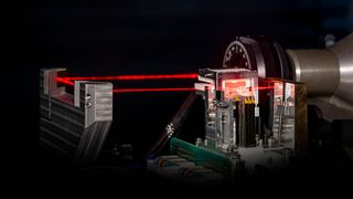 Diese Ionen-Qubits, also eine Ladung tragende Atome, für den industrietauglichen Quantencomputer können in mikroskopisch kleinen, elektromagnetischen Fallen gehalten und in denselben mit Laserstrahlen kontrolliert werden. (Bild: Fraunhofer-IOF)