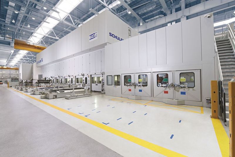 Mit bis zu 23 Hüben pro Minute ist die Servoline 23 die schnellste Pressenlinie der Welt. (Bild: Schuler)