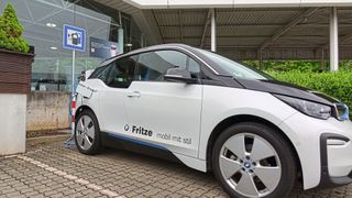 Zum Elektroangebot im Autohaus Fritze gehört auch eine öffentlich zugängliche Ladesäule. (Bild: Rosenow/»kfz-betrieb«)