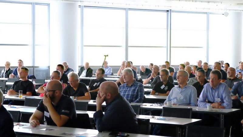 Kfz-Ausbilder aus den 180 überbetrieblichen Bildungsstätten informierten sich auf der Ausbildertagung über Neuerungen in der Kfz-Aus- und Weiterbildung. (Bild: Zietz/autoFACHMANN)