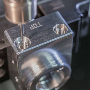 Zwei Tieflochbohrungen treffen unter einem definierten, nicht rechten Winkel auf jeweils eine Bohrung mit dem Bohrungsverhältnis 1:1 auf unterschiedlichen Ebenen. Diese Verschneidung wurde mit dem Back-Burr Cutter & Path Entgratsystem entgratet. Durch den von Kempf mitgelieferten NC-Datensatz fährt der Fräser die Kontur exakt ab und garantiert wiederholgenaue Entgratergebnisse. Der Kugelfräser als Sonderausfertigung mit abgesetztem Schaft und 2,3 mm Durchmesser ist mit seiner hochwarmfesten AlTiCrN-Beschichtung und dem abgesetzten Schaft prädestiniert für diese Art von Entgrataufgaben.  (Bild:  Kempf)