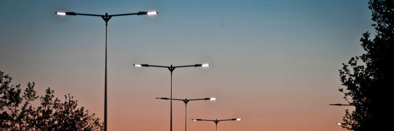 Vernetzte Staßenlaternen passen sich ihrer Umgebung an und über Sensoren können sie außerdem auch Messwerte erfassen.(Bild:  Signify)