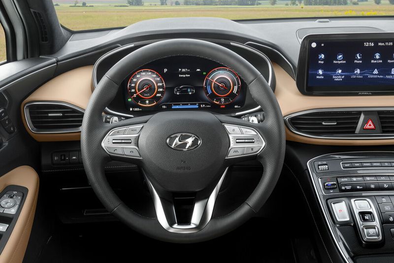 Das der Santa Fe künftig auch elektrisch fahren kann, deuten auch Bilder vom Cockpit an. (Bild: Hyundai)