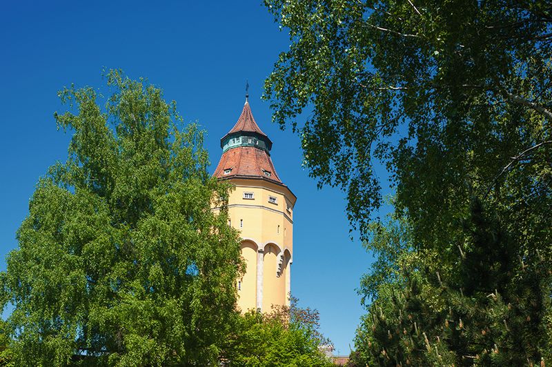 Wassertürme: Zeugnisse unserer Industriekultur (Prozess Spezial Wasser/Abwasser-Ausgabe 02/2015)Über Jahrhunderte hinweg wurden überall in der Welt Wassertürme gebaut – zur Bevorratung von Wasser ebenso wie zur Aufrechterhaltung eines gleichmäßigen Drucks im angeschlossenen Wassernetz gemäß dem Prinzip kommunizierender Röhren. Neue Wassertürme entstehen in den hochtechnischen Infrastrukturen Mitteleuropas aufgrund der vergleichsweise hohen Investitionskosten nur noch in seltenen Fällen. Bestehende Anlagen werden zunehmend aus der Wasserversorgung herausgenommen – wegen des aufwändigen Betriebs, aber auch aufgrund der hohen qualitativen Anforderungen ans Trinkwasser. In den USA dagegen sind aktive Wassertürme noch häufig anzutreffen: In Großstädten als Behälter auf Hochhäusern sowie freistehend in ländlichen Regionen. In Deutschland haben traditionsbewusste Städte und Gemeinden, Wasserversorger und private Investoren Wassertürme renoviert und diese zu Schmuckstücken ihrer Umgebung gestaltet. Auch die Vielfalt der Nutzungsmöglichkeiten nicht mehr gebrauchter Wassertürme (z.B. als Ausstellungsraum, Atelier, Wohnung, Hotel) ist beeindruckend und könnte Ansporn sein, sich für „seinen“ Turm in der Region zu engagieren. So mancher Wasserturm steht zum Verkauf, wie die Deutsch Internationale Wasserturm Gesellschaft 2002 e.V. berichtet (www.wasserturm-gesellschaft.de).Schauen Sie doch einfach mal in unsere E-Paper-Ausgabe. (Jürgen Wackenhut/Fotolia)