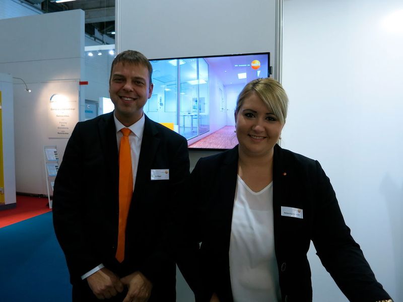 Auf der Cleanzone 2016 haben Frank Mager und Natascha Selemink von Testo Industrial Services ihr Dientleistungsportfolio beworben. (Schäfer / Devicemed)