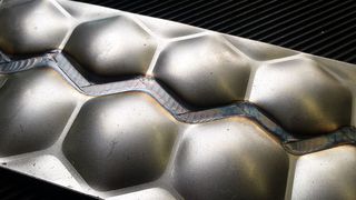 Bleche mit steifigkeitserhöhende Wabenstrukturen sorgen z.B. im Fahrzeugbau für deutliche Gewichtsersparnis und lassen sich mit der neuen, patentierten TIME-Elektrode dicht verschweißen. Die Zick-Zack-Rollennahtelektrode wird dazu auf die jeweilige Wabenstruktur angepasst. (Bild: Time)