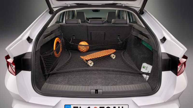 Trotz der Coupé-Form schluckt der Kofferraum noch immer 570 Liter, nur 15 Liter weniger als die Basisvariante. (Bild: Skoda)