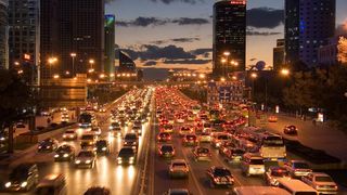 Zu viel motorisierter Individualverkehr: Wer den Klimawandel aufhalten will, muss in den Großstädten beginnen. (Archiv: Vogel Business Media)