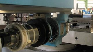 Mit der Adaptronik kann beim Einlippen-Tiefbohren eine Effizienzsteigerung von über 60% erreicht werden, ohne höheren Schneidenverschleiß und ohne Abnahme der Bohrungsqualität.Bilder: ISF (Archiv: Vogel Business Media)