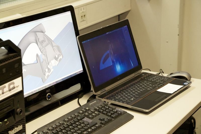 Dank Cave lässt sich auch die Verkehrsumgebung inklusive Fußgänger und Radfahrer darstellen. (Bild: Ford)