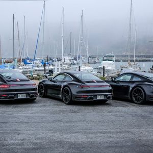 Ernst hat er schon genug damit zu tun, seine Truppe im Zaum zu halten, wenn er mit den Elfern im Morgengrauen aus dem Hotel huscht und die Armada der Prototypen durch die Straßen von San Francisco jagt.(Bild:  Porsche)