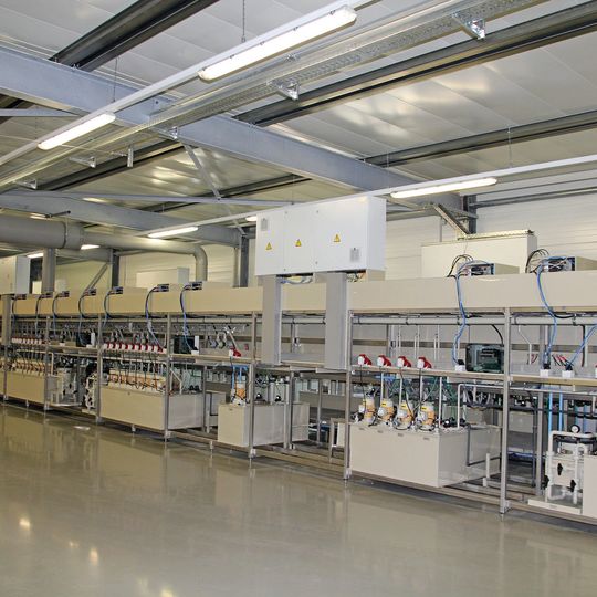 Aufbruch in eine neue Zeit: Mit der Bandgalvanisieranlage kann Heid als erster Lohnveredler in Bayern enstprechende Dienstleistungen anbieten.(Bild:  Itasse)