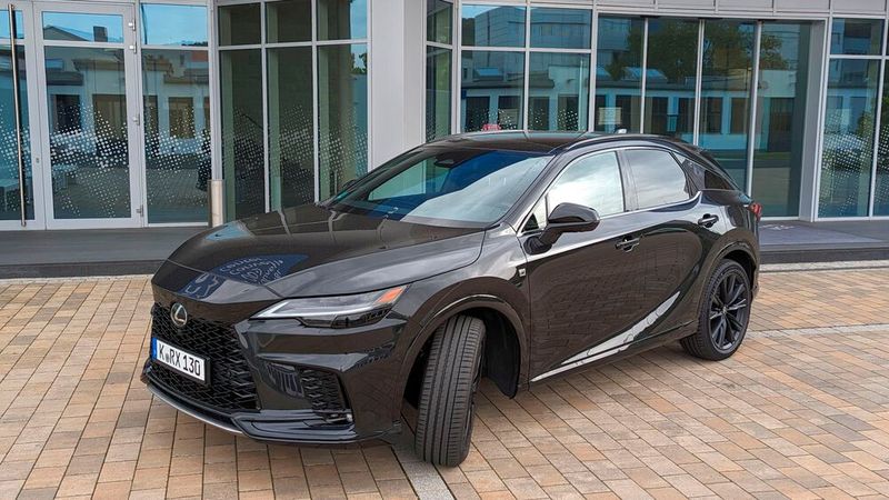 Die fünfte Generation des Lexus RX erschien im Jahr 2022 und besitzt neben einem neuen „Performance Hybrid“ auch zahlreiche Fahrerassistenzsysteme. (Bild:  Rosenow – VCG)