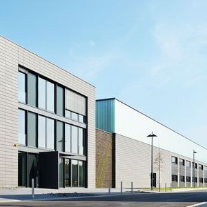 Das Power Transmission Center besteht aus dem F&E-Zentrum (vorne) und der multifunktionalen Montagehalle (hinten).