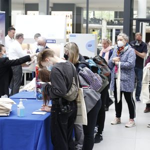 Wie schon bei der LAB-SUPPLY Wien, waren auch in Berlin die Corona-Maßnahmen gelockert: Eine Besucherregistrierung sowie die Maskenpflicht gab es nicht. Viele Besucher trugen sicherheitshalber dennoch weiterhin ihre Corona-Maske.   Mehr Infos zu den kommenden LAB-SUPPLY-Messen finden Sie auf www.lab-supply.info. (C. Lüttmann, LABORPRAXIS)