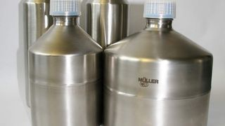 Die neuen Laborflaschen aus Edelstahl sind in verschiedenen Größen lieferbar.  (Bild: Müller)