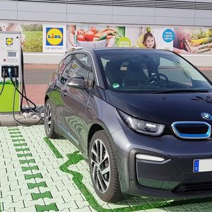 Die Ladeleistung und die Verfügbarkeit von Fahrstrom spielt bei der Kaufentscheidung eine Rolle.(Bild:  Lidl)