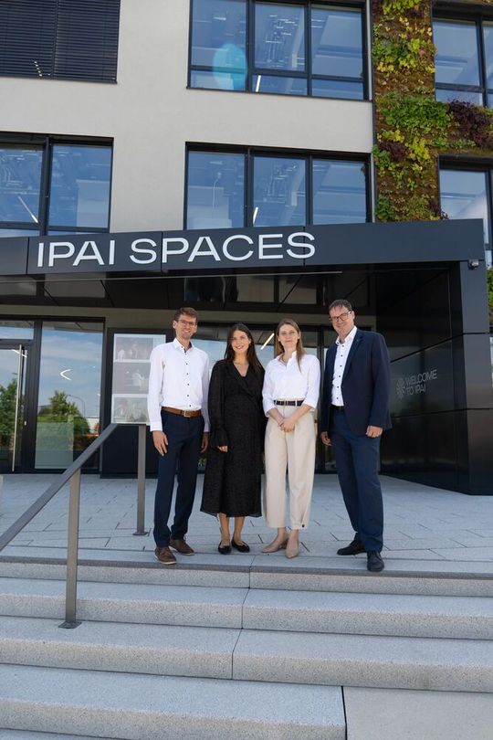 Trumpf und das IPAI kooperieren bei KI! Von links: Sven Oliver Herhoffer, Hannah Graser (beide bei Trumpf für KI-Strategie verantwortlich), Sarah Engel (Head of AI bei Trumpf), Oliver Greiner (Leiter Unternehmensentwicklung bei Trumpf), und Moritz Gräter, CEO des IPAI, nach der Unterzeichnung der Kooperationsvereinbarung. (Bild:  IPAI)