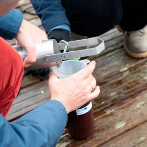 Am Steg des Olympiastützpunkts der Ruderer südlich von Rostock entnehmen Prof. Jens Tränckner und seine wissenschaftliche Mitarbeiterin Alena Seidenfaden von der Universität Rostock Wasserproben aus der Warnow. (Bild:  EU 4 Regions)