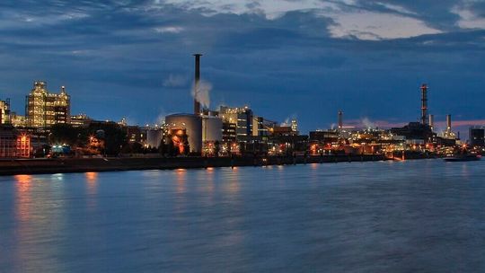 Die deutsche Chemie- und Pharmaindustrie kämpft im zweiten Quartal 2025 mit einem deutlichen Produktionsrückgang, schwacher Nachfrage und historisch niedriger Auslastung.(Bild:  frei lizenziert /  Pixabay)