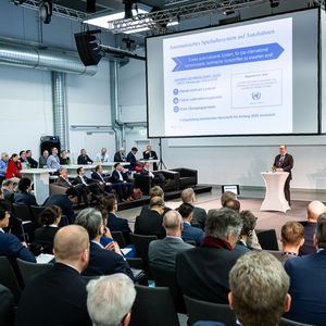 Um Leichtbau als Schlüsseltechnologie für die Mobilität von morgen nutzen zu können, braucht es – wie üblich – passende Rahmenbedingungen. Die waren Thema einer Keynote von Thomas Fuhrmann-Bäcker vom Bundesverkehrsministerium für Verkehr und digitale Infrastruktur. (Stefan Bausewein)