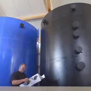 Insgesamt nutzt die Redoxflow-Batterie vier dieser Tanks. Sie nehmen Elektrolyt auf, welches die Energie des Windparks speichert und später wieder abgibt.