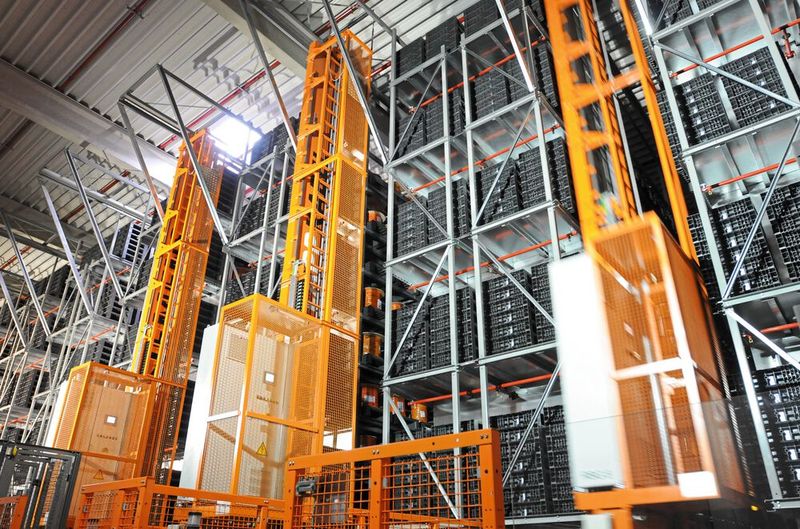 Hochregallager im Logistikzentrum von Lapp in Ludwigsburg. Auch bei dem Spezialisten für Kabel- und Verbindungstechnologie beschäftigt man sich mit den Trends in der Intralogistik-Branche. (Bild:  Lapp)