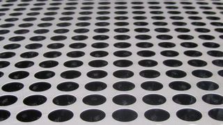 Bild 1: Um die Prozesskette zu verkürzen und die Umwelt zu entlasten, untersuchen Forscher, wie man Bleche ohne Schmierstoffe lochen kann. (Bild: TU Dortmund)