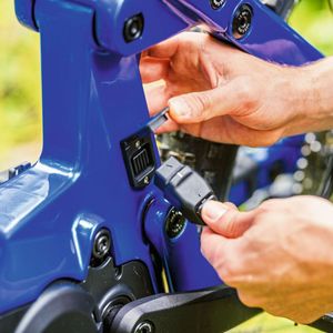 Das Ladekabel lässt sich direkt an das E-Bike anschließen.(Bild:  www.flyer-bikes.com | pd-f)