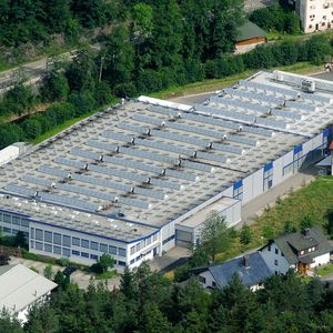 Die 2006 angebaute Produktionshalle von Kammerer in Hornberg.