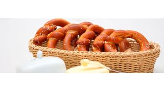 Um eine Butterbrezel ohne viel Aufwand herzustellen, haben zwei Tüftler eine Maschine konstruiert, die die Butter einspritzt. (Siemens)