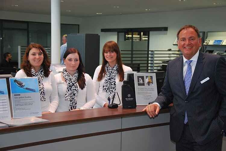 Volker Rewig mit den Damen von der Serviceannahme: Sie nehmen den Serviceberatern alle organisatorischen Aufgaben ab. (Foto: Rosenow)