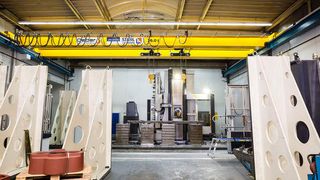 Die bestehende Kranbahn und die niedrige Hallendecke ließen Stahl- und Kranbau Oeder nur wenig Platz für den neuen Kran. (Bild: Stahl Cranesystems)