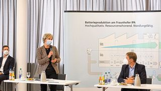 Wirtschaftsministerin Nicole Hoffmeister-Kraut und IPA-Institutsleiter Professor Alexander Sauer während der Eröffnungsveranstaltung.

 (Fraunhofer IPA/Rainer Bez)