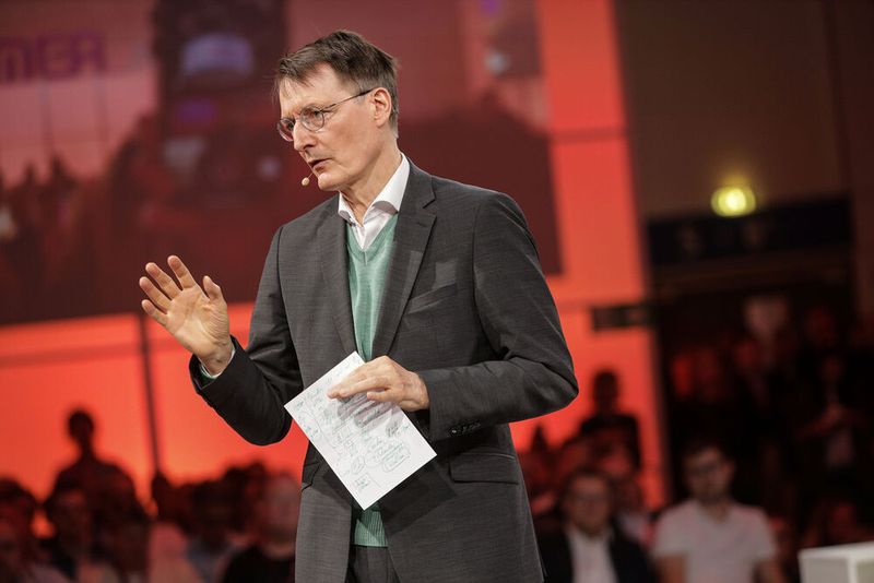 In seiner Keynote gab Bundesgesundheitsminister Prof. Dr. Karl Lauterbach einen Ausblick auf eine zunehmend digitalisierte Medizin. (© Messe Berlin GmbH)
