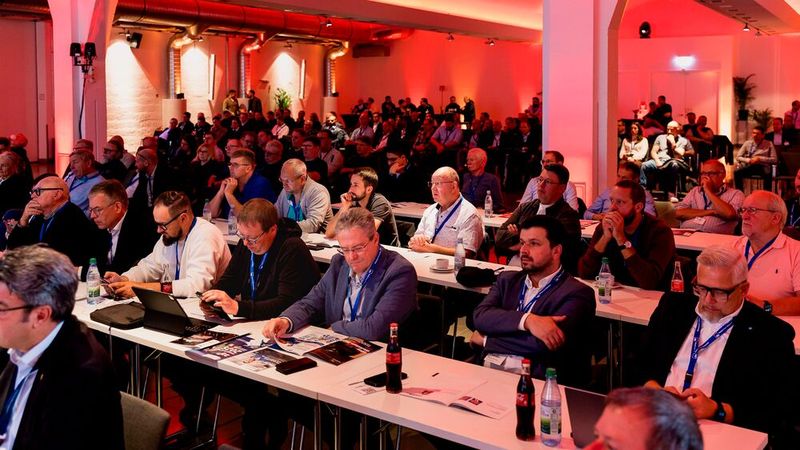 Das Publikum folgte den Vorträgen während des gesamten Tags aufmerksam und stellte immer wieder Fragen. (Bild: Stefan Bausewein)