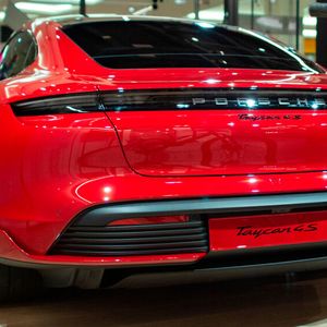 ... gab es mit dem Elektro-Sportwagen Taycan auch ein echtes Modell zu entdecken.(Bild:  Anselm Schreiber)