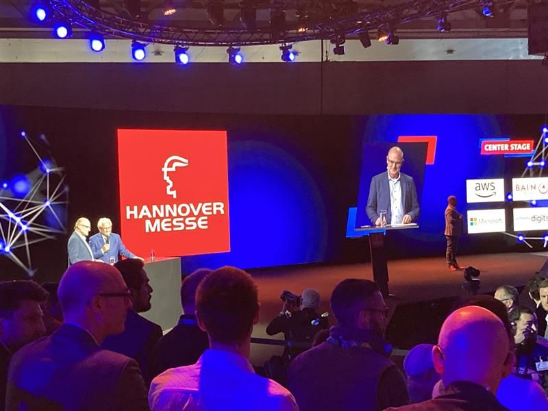 Armin Papperger, Vorstandsvorsitzender Rheinmetall, spricht auf der Messe im Interview mit Oberst A. D. Bernd Kögel über aktuelle Herausforderungen in der Rüstungsindustrie, mit drei kurzen Unterbrechungen durch Protestierende. (Bild: Dagmar Merger/VCG)