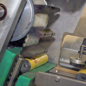 Übergabe der Hülsen vom Breco ATN Zahnriemen mit aufgeschraubten Spezialnocken zur Befüllstation. 