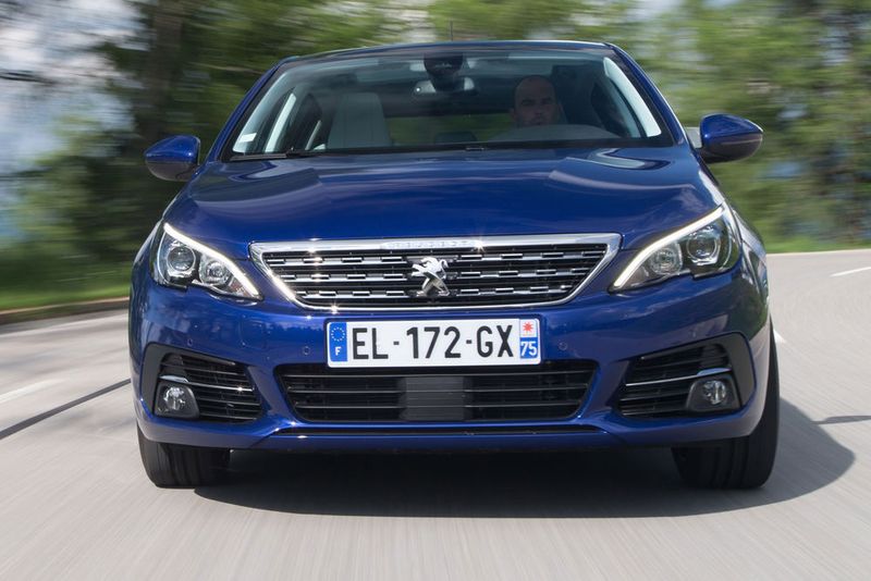 Sicheres Indiz für die neueste Generation des 308 ist der in den Kühlergrill gewanderte Marken-Löwe. (Peugeot)