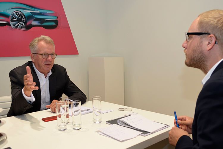 Borgward-Chef Ulrich Walker im Gespräch mit »kfz-betrieb«-Redakteur Andreas Wehner. (Rehberg/»kfz-betrieb«)