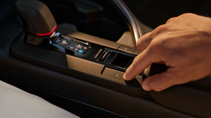 Im EV-Modus lässt sich der C-HR rein elektrisch fahren. (Bild: Toyota)