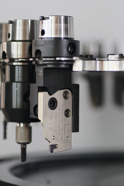 Compact et rigide le nouveau tasseau de tronçonnage s’intègre parfaitement dans le magasin d’outils de la Bumotec 191neo. (Source : MSM)