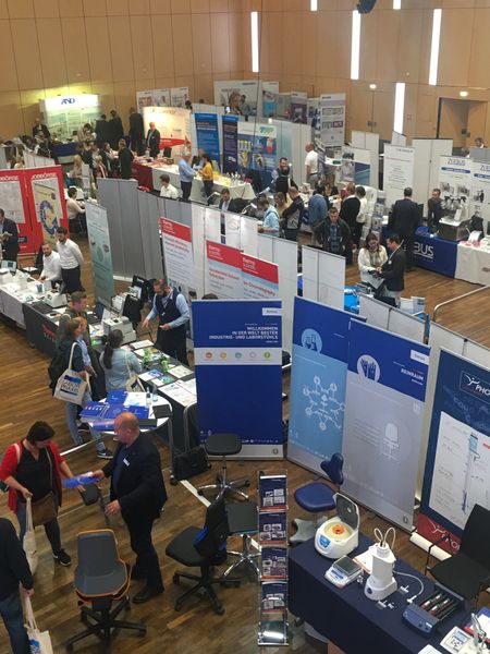 Impressionen der Lab-Supply Münster vom 25. September 2019  Die vorletzte Lab-Supply Messe 2019 fand im Messe und Congresszentrum, Halle Münsterland statt. Impressionen vom Messetag sowie einige Besucherstimmen finden Sie in dieser Bildergalerie. Die nächste Lab-Supply ist am 29. Oktober 2019 in Hamburg. Weitere Infos zu den kommenden Lab-Supply-Messen finden Sie auf www.lab-supply.info.   Lese-Empfehlung: Nachbericht zum erfolgreichen Auftakt der Lab-Supply in Wien. (LABORPRAXIS, Kielburger)